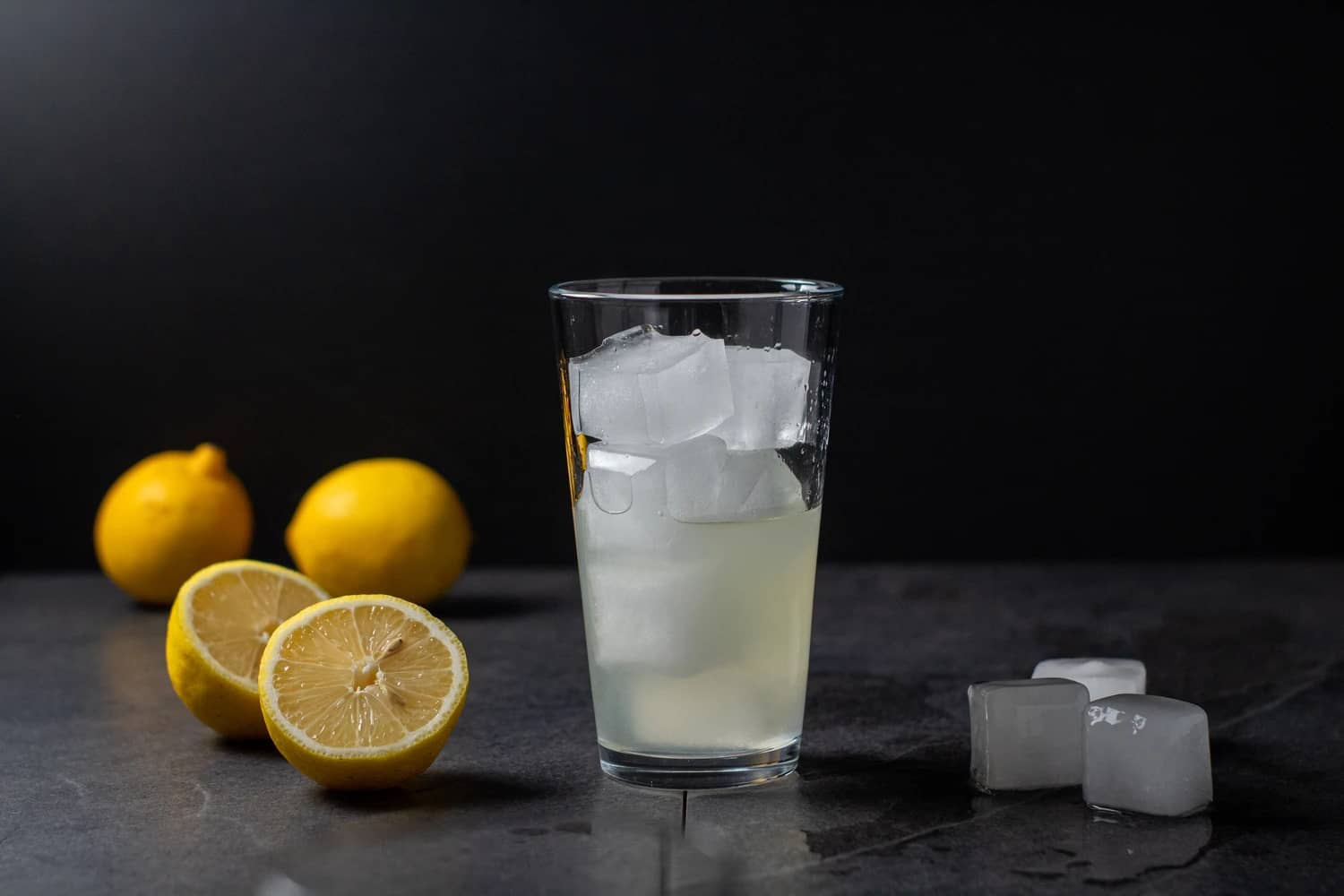 Schritt: Gin, Sirup und Eis