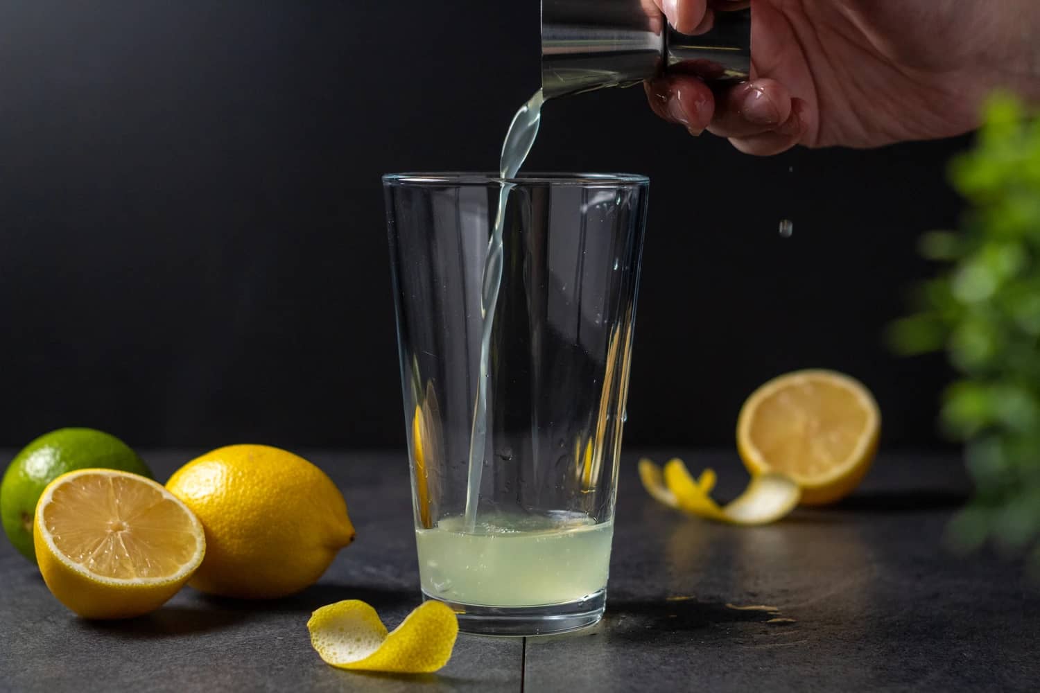 Schritt: Limoncello, Gin und Vanillesirup