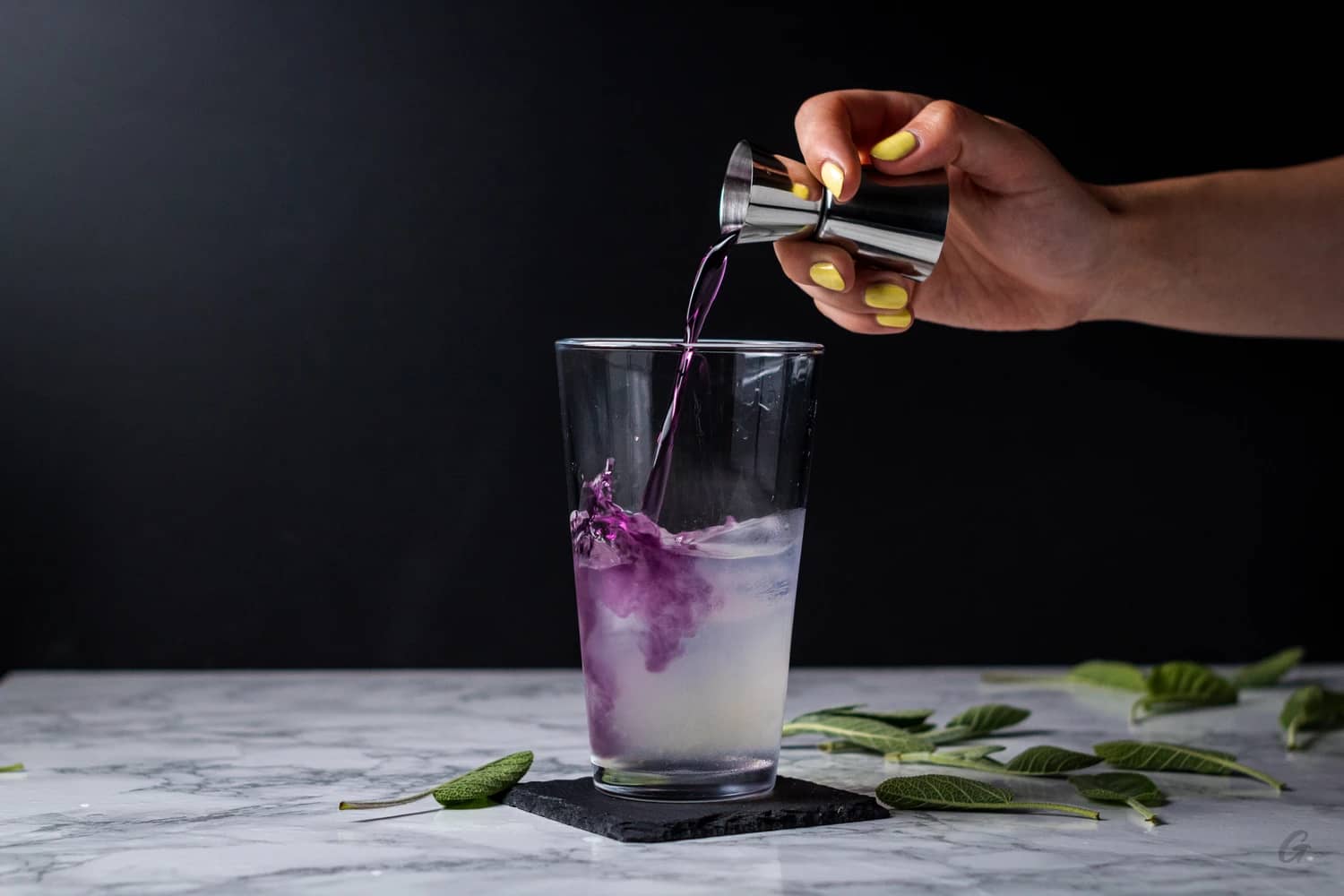 Schritt: Gin und Violet Liqueur