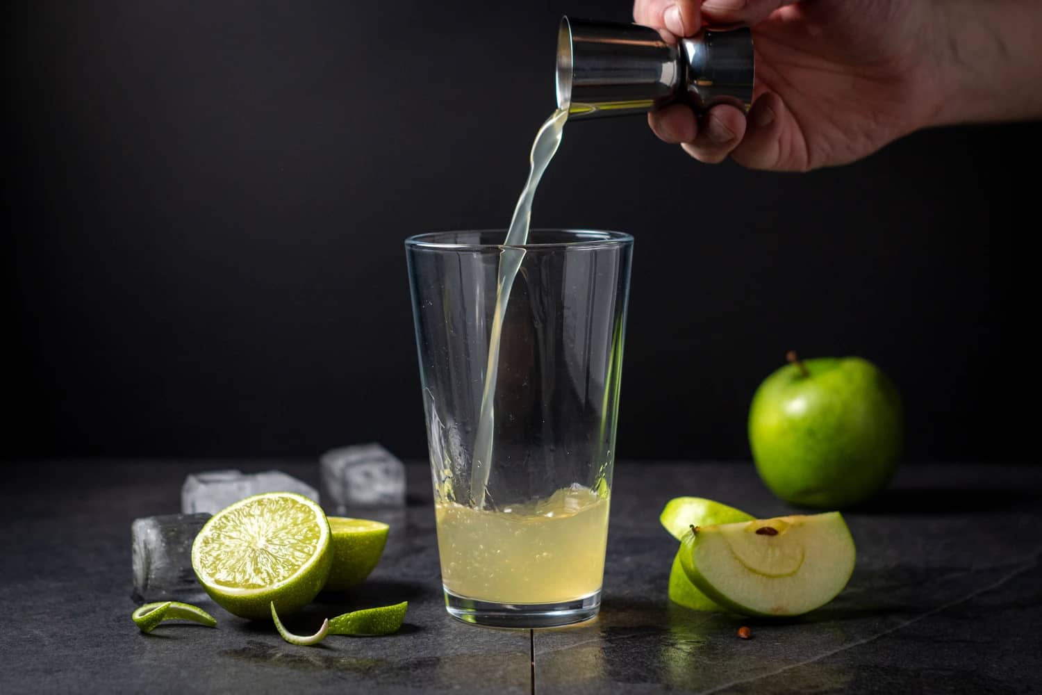 Schritt: Gin, Apfelsaft und Sirup